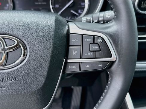 Used 2022 Toyota Highlander XLE FWD image 40
