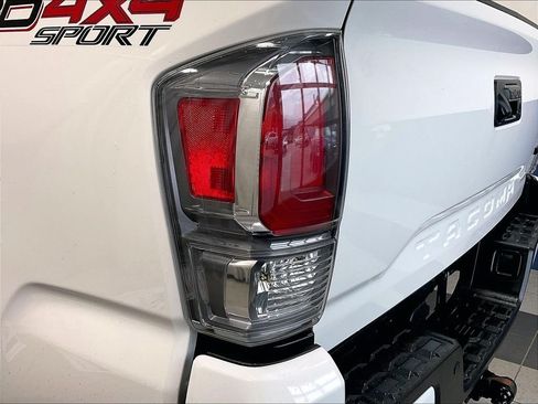 Used 2022 Toyota Tacoma TRD Sport w/ Technology Package AWD/4WD image 34
