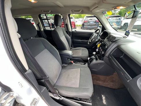Used 2014 Jeep Patriot Latitude AWD/4WD image 25