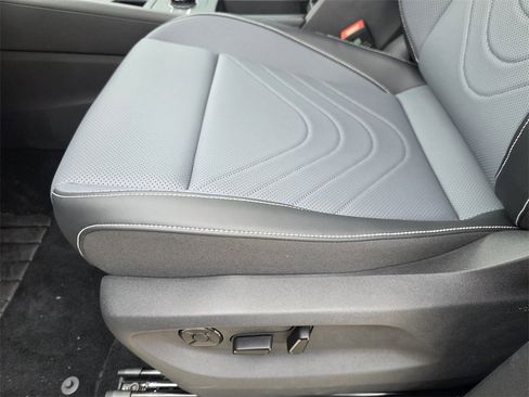 New 2025 Volkswagen Tiguan SE image 17