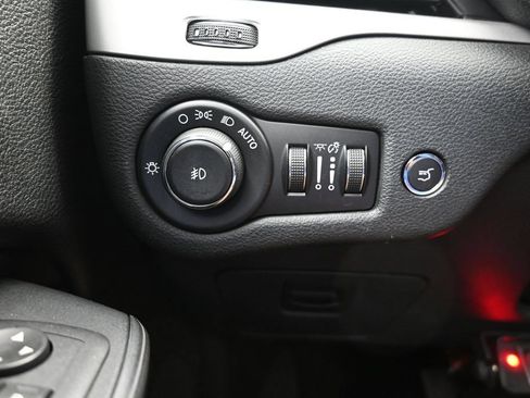 Used 2016 Jeep Cherokee Trailhawk w/ Comfort/Convenience Group AWD/4WD image 18