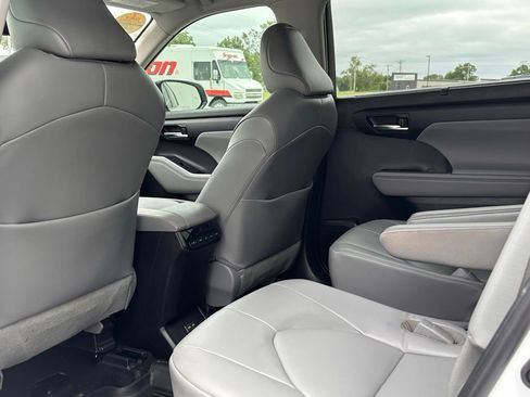 Used 2022 Toyota Highlander XLE AWD/4WD image 12
