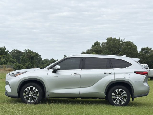 Used 2021 Toyota Highlander XLE AWD/4WD image 10