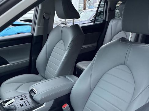 Used 2023 Toyota Highlander XLE image 8