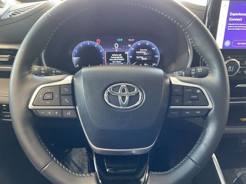 Used 2024 Toyota Highlander Platinum image 11