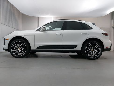 Certified 2026 Porsche Macan AWD/4WD image 2