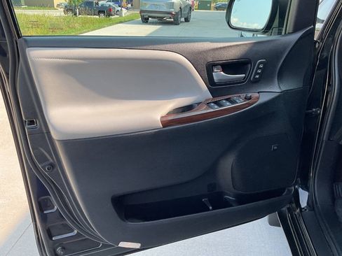 Used 2016 Toyota Sienna Limited w/ Protection Package FWD image 31
