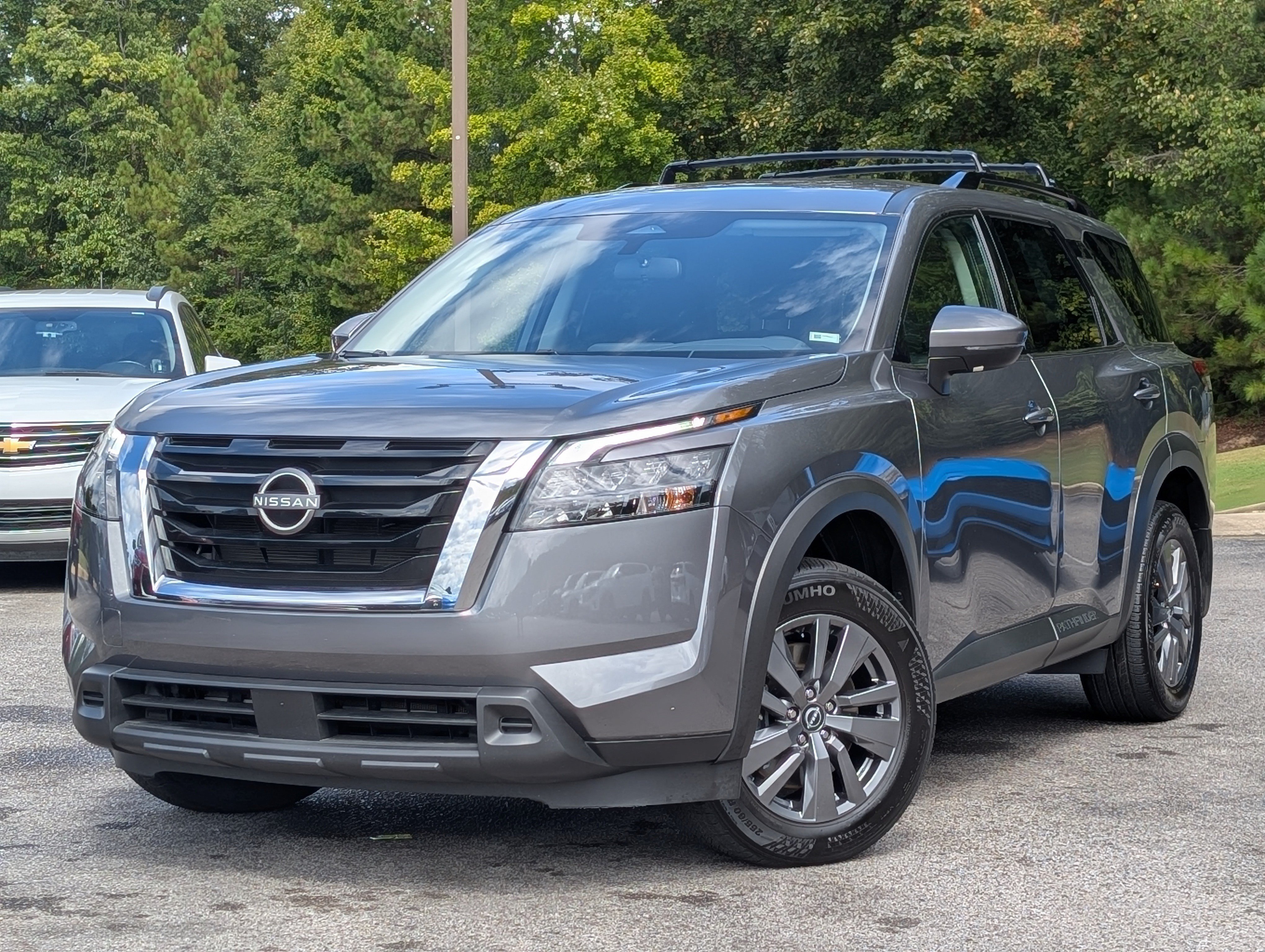 Used 2025 Nissan Pathfinder SV FWD image 4