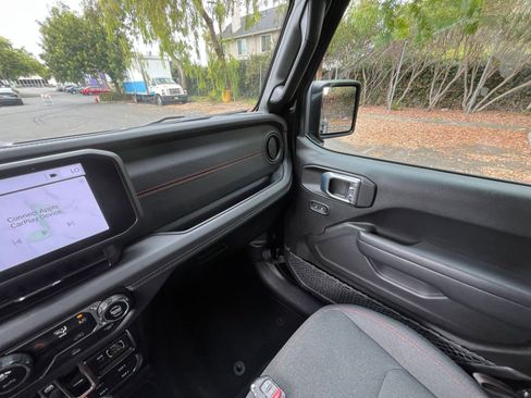 Used 2025 Jeep Wrangler Unlimited Rubicon image 34