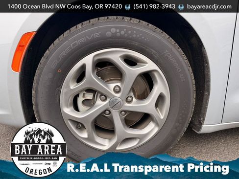 Used 2023 Chrysler Pacifica Limited FWD image 28