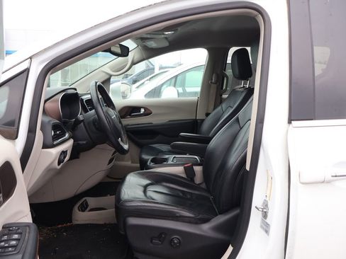 Used 2017 Chrysler Pacifica Touring-L Plus w/ Tire & Wheel Group image 12