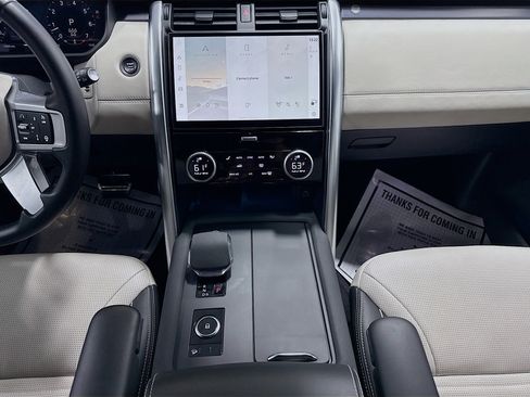 Used 2024 Land Rover Discovery Metropolitan Edition image 20