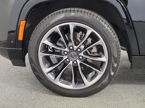 Used 2024 Jeep Wagoneer Series III w/ Premium Group I AWD/4WD image 9