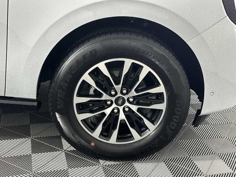 Used 2025 Ford Expedition Platinum image 15