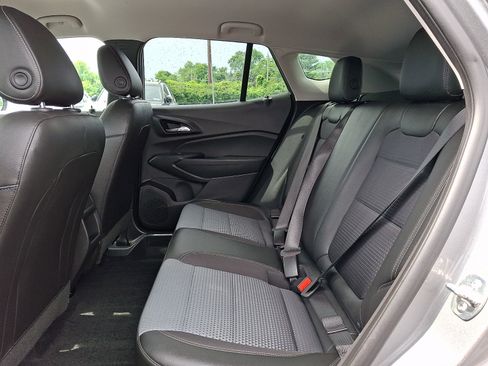 Used 2025 Chevrolet Trax LT FWD image 10