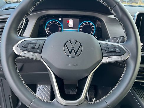 Used 2025 Volkswagen Atlas Cross Sport SE image 28