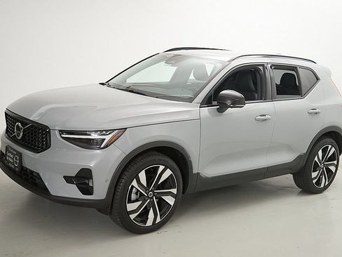 Certified 2025 Volvo XC40 B5 Ultra AWD/4WD image 6