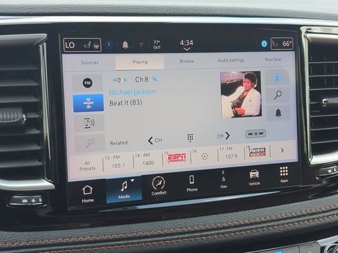 Used 2024 Chrysler Pacifica Pinnacle FWD image 17
