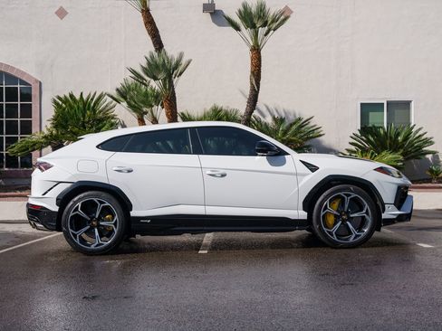 Used 2024 Lamborghini Urus S image 2