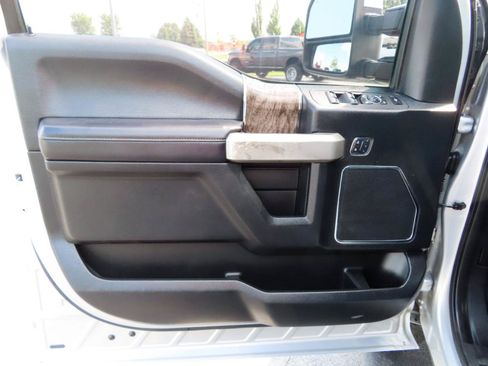 Used 2017 Ford F250 Lariat w/ Lariat Ultimate Package AWD/4WD image 27