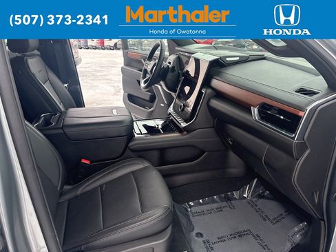 Used 2025 GMC Yukon XL Denali image 23