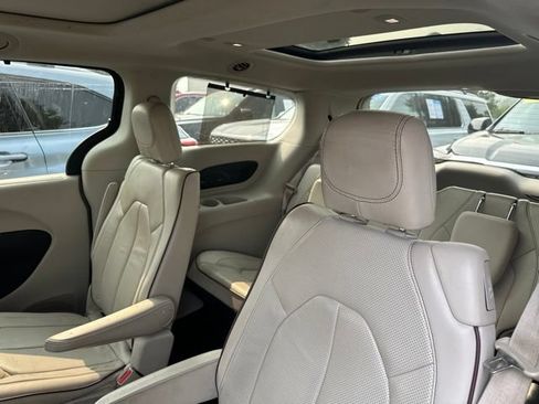 Used 2018 Chrysler Pacifica Limited w/ Tire & Wheel Group FWD image 15