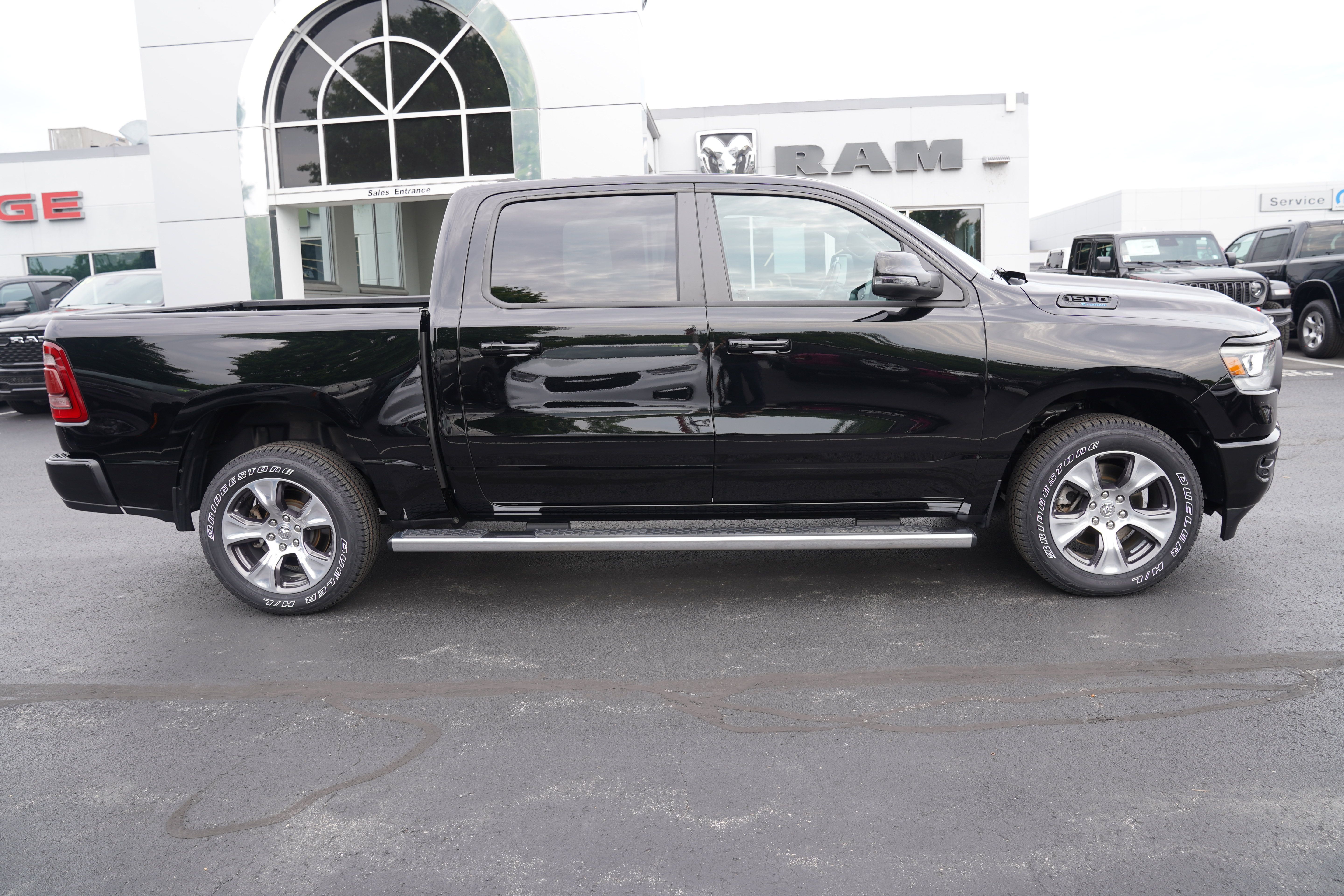 Used 2023 RAM 1500 Laramie AWD/4WD image 2