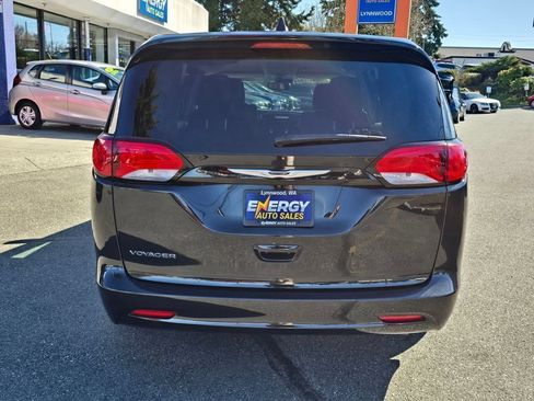 Used 2024 Chrysler Voyager LX FWD image 5
