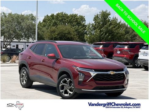 Used 2025 Chevrolet Trax LT w/ LT Convenience Package FWD image 2