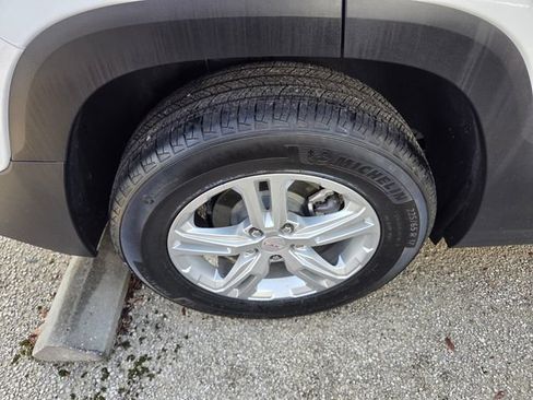 Used 2024 GMC Terrain SLE w/ Driver Convenience Package FWD image 7