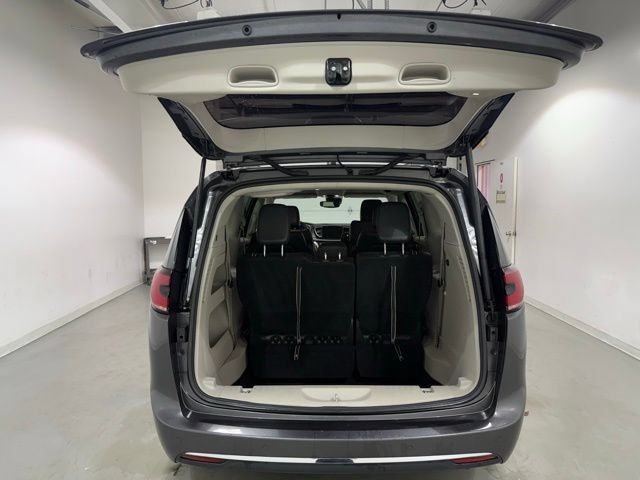 Used 2022 Chrysler Pacifica Touring-L FWD image 8