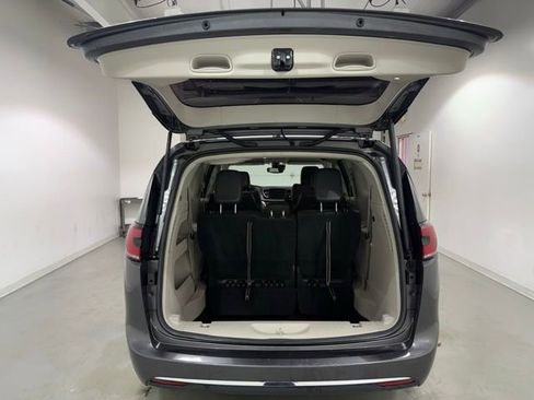 Used 2022 Chrysler Pacifica Touring-L FWD image 8