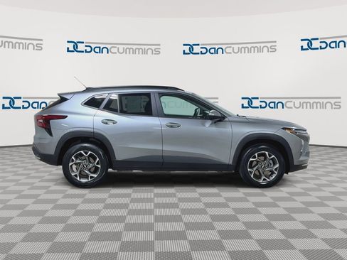 Used 2024 Chevrolet Trax LT w/ Sunroof Package image 9