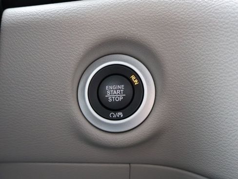 Used 2024 Chrysler Pacifica Touring-L image 31