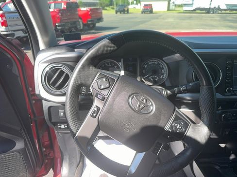 Used 2021 Toyota Tacoma SR5 AWD/4WD image 13