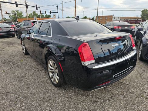 Used 2019 Chrysler 300 Touring w/ Quick Order Package 2EF RWD image 5