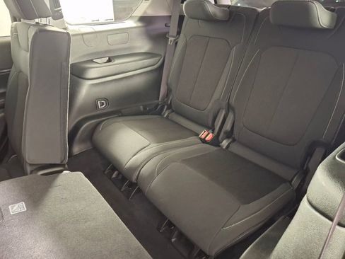 Used 2023 Jeep Grand Cherokee L Laredo image 27