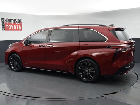 Used 2021 Toyota Sienna XSE FWD image 2