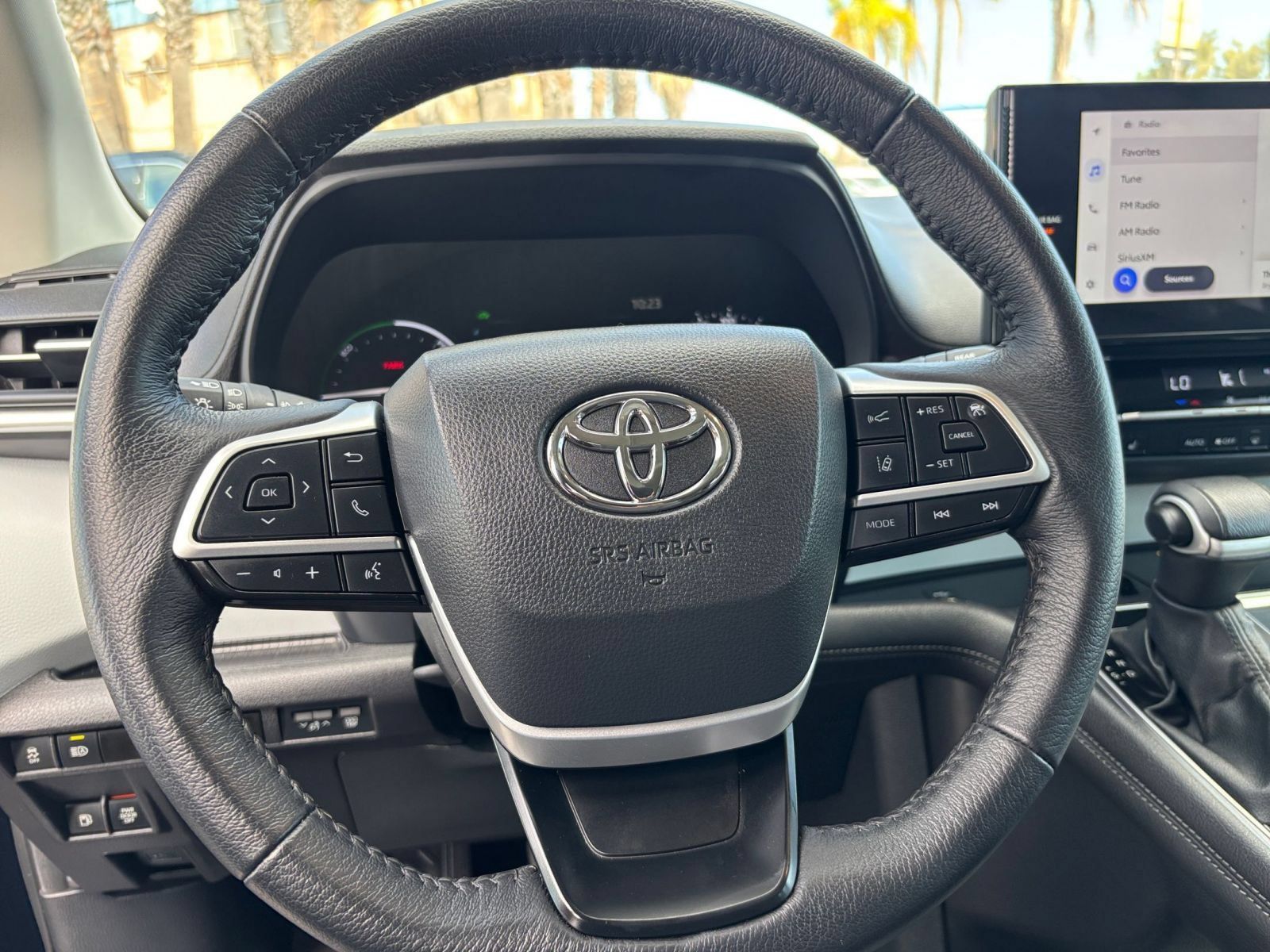 Used 2025 Toyota Sienna XLE FWD image 28