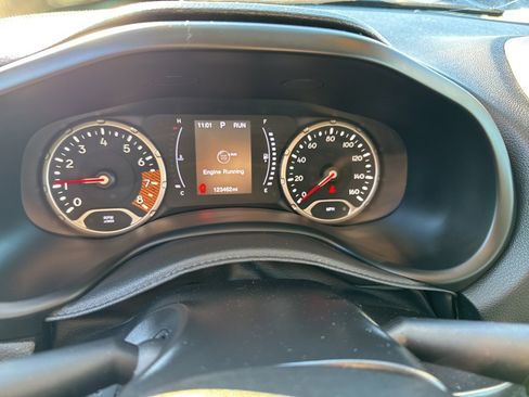 Used 2019 Jeep Renegade Latitude w/ Cold Weather Group image 9