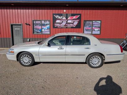 Used 2005 Lincoln Town Car Signature Limited