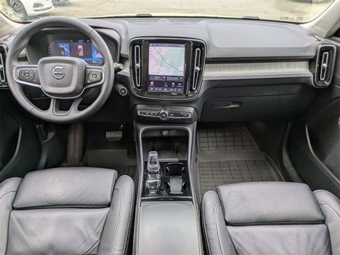 Used 2023 Volvo XC40 B5 Plus image 14