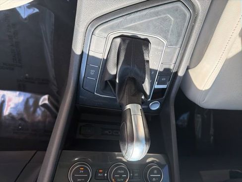Used 2018 Volkswagen Tiguan SEL FWD image 35