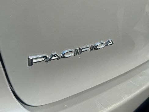 Used 2023 Chrysler Pacifica Touring-L FWD image 3