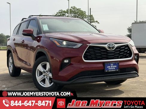 Used 2024 Toyota Highlander LE image 2