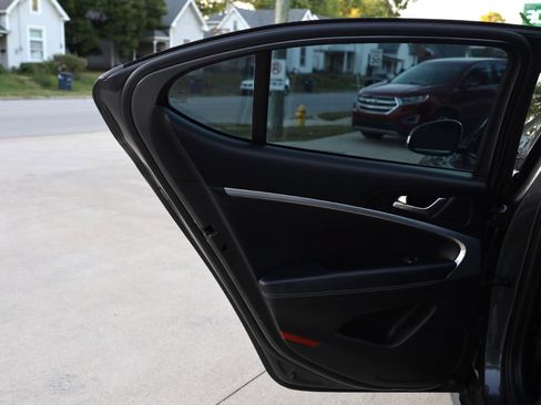 Used 2019 Genesis G70 2.0T Advanced RWD image 17