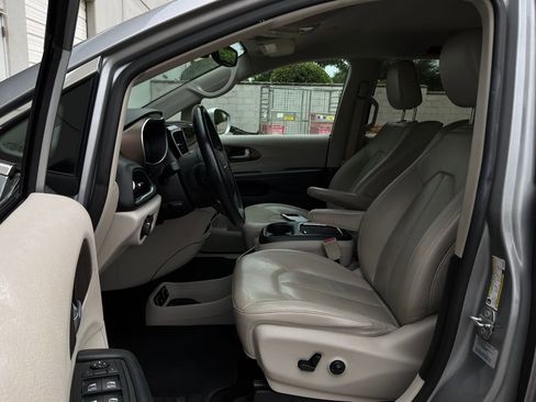 Used 2017 Chrysler Pacifica Touring-L Plus w/ Advanced Safetytec Group image 10