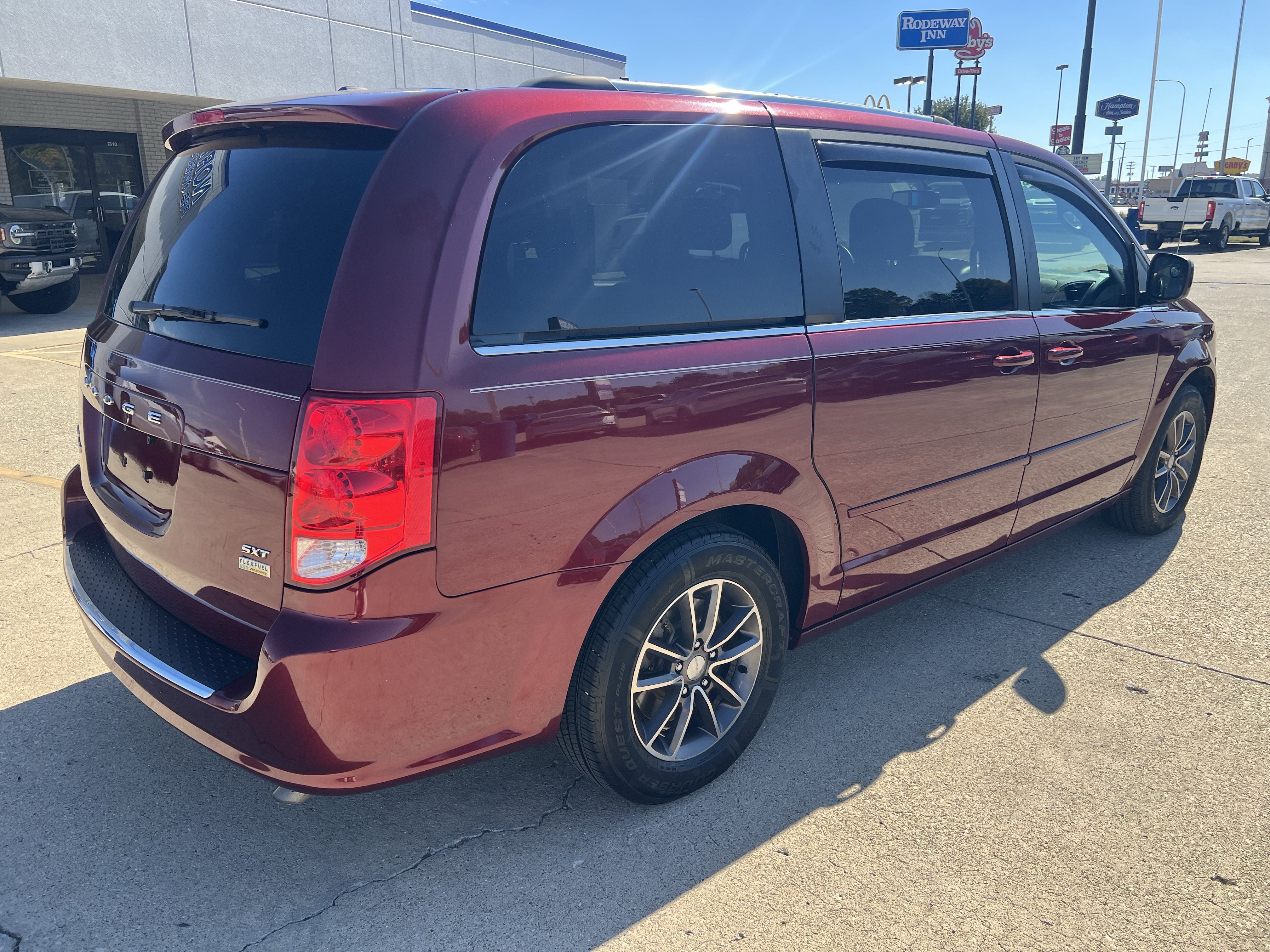 Used 2017 Dodge Grand Caravan SXT FWD image 4