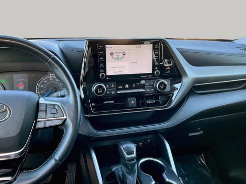 Used 2021 Toyota Highlander LE AWD/4WD image 6