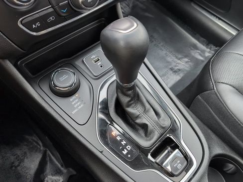 Used 2021 Jeep Cherokee Limited image 32